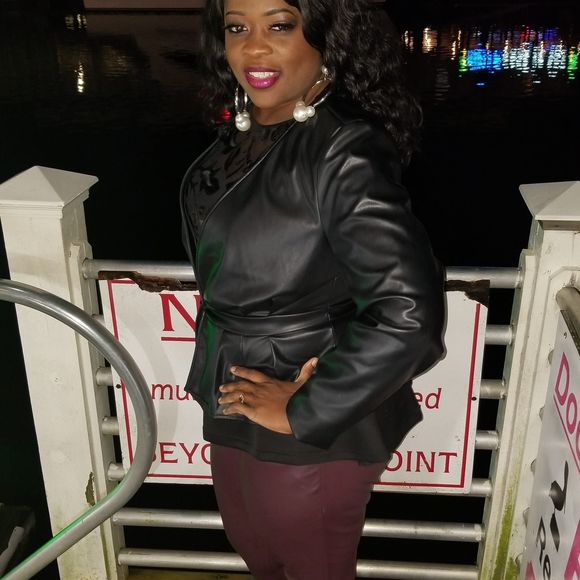 Meet your Posher, Lenora - Picture 1 of 1